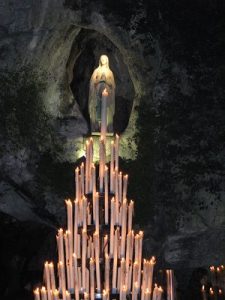 Velas acesas na gruta