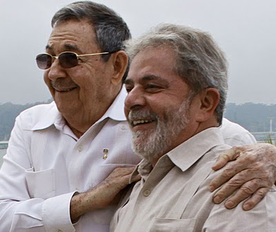 Lula e Raúl Castro abraçados, Havana