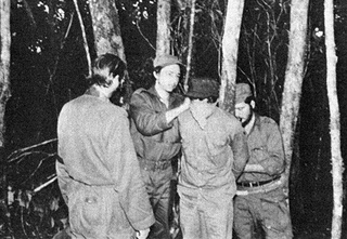 Raúl Castro venda vítima que vai ser fusilada