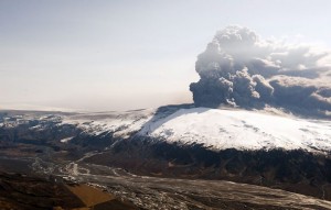 “Vista aérea do vulcão Eyjafjallajokull mostra a densa fumaça que sai da cratera e que tem se espalhado por dezenas de países da Europa, causando um caos aéreo”