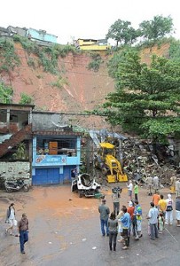 Moradores observam deslizamento de terra no Morro do Estado, em Niterói. (Foto: Folha Online)