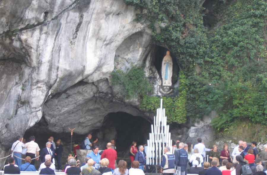 Gruta de Lourdes, onde milhares de fiéis fazem peregrinação em busca de milagres