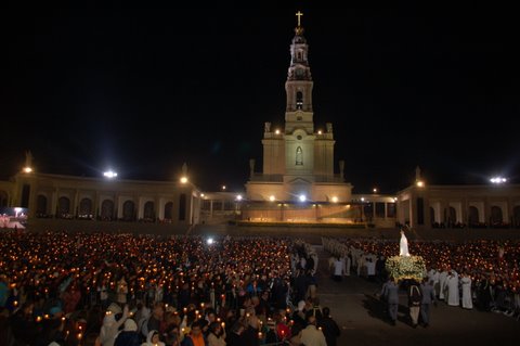 Belíssima visão do Santuário de Fátima à noite 