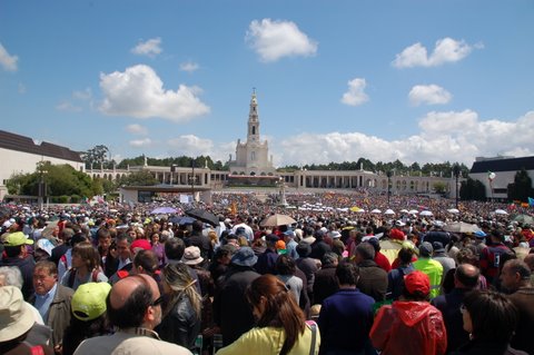 Praça do Santuário de Fátima lotada de fiéis