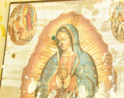 A imagem profanada da Virgem de Guadalupe na Igreja Santa Rosa de Lima em Maywood (foto: departamento de polícia de Maywood)