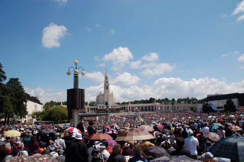 Meio milhão de fiéis no pátio do Santuário de Fátima para celebrar as aparições de Nossa Senhora em Portugal aos 3 pastorinhos