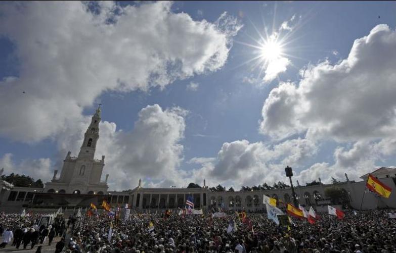 A praça do Santuário de Fátima nunca esteve tão cheia de devotos, vindos de todas as partes do mundo 