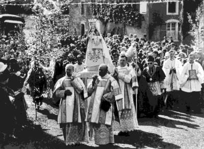  Em 1934 a Virgem foi coroada solenemente, e todos os anos a procissão da imagem se realiza a 16 de julho