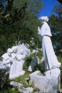O anjo dando a Eucaristia aos pastorinhos de Fátima (local exato das aparições)