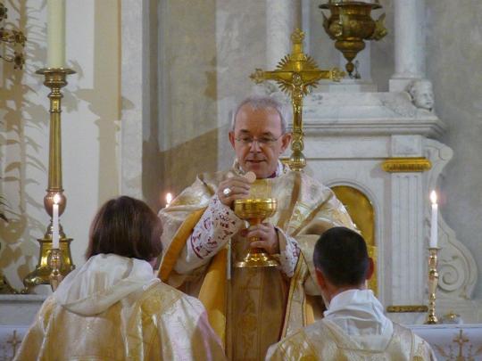 Dom Athanasius distribuindo a Santa Comunhão