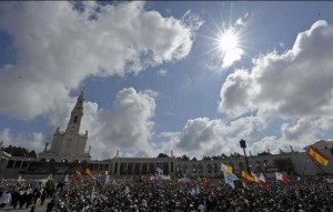 Manifestações de fé como a que acontece anualmente no Santuário de Fátima, deixam os demônios furiosos. Rezemos sempre, assim nós os enfraquecemos
