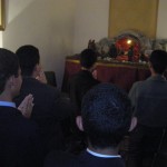Voluntários rezam em frente ao presépio na sede da Associação Devotos de Fátima Voluntários rezam em frente ao presépio na sede da Associação Devotos de Fátima