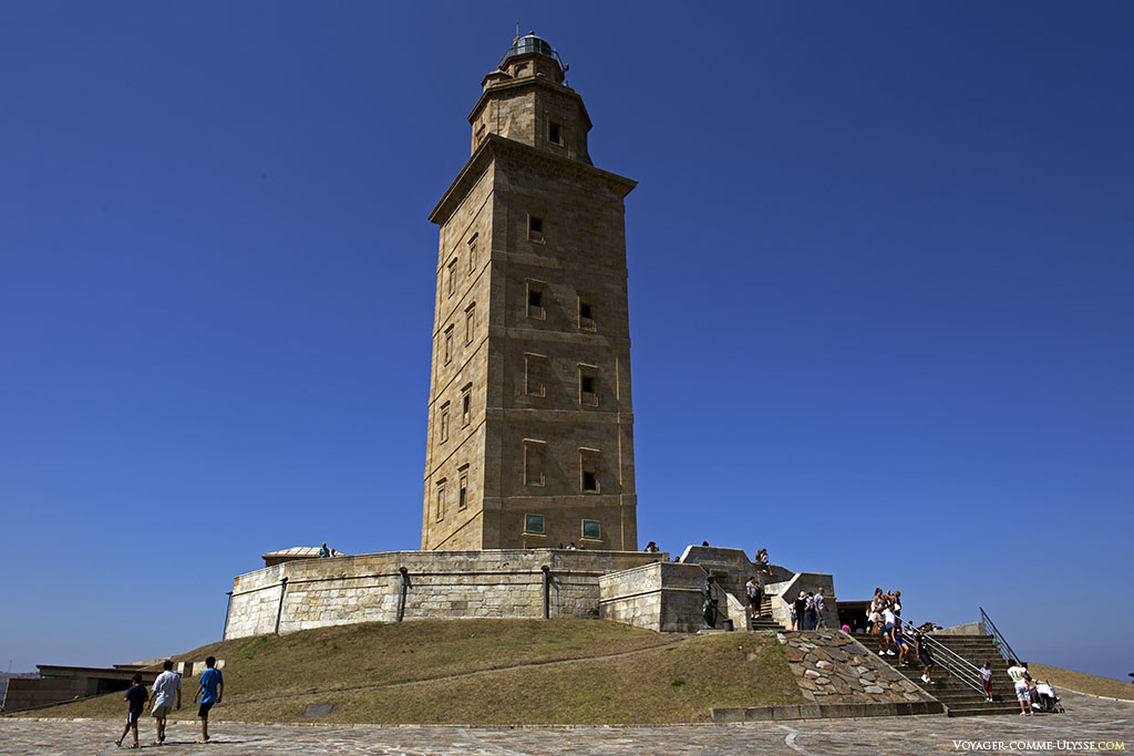 Torre de Hércules - localizada na cidade de Corunha, Espanha. É considera a Torre mais antiga do mundo, com aproximadamente 2 mil anos.