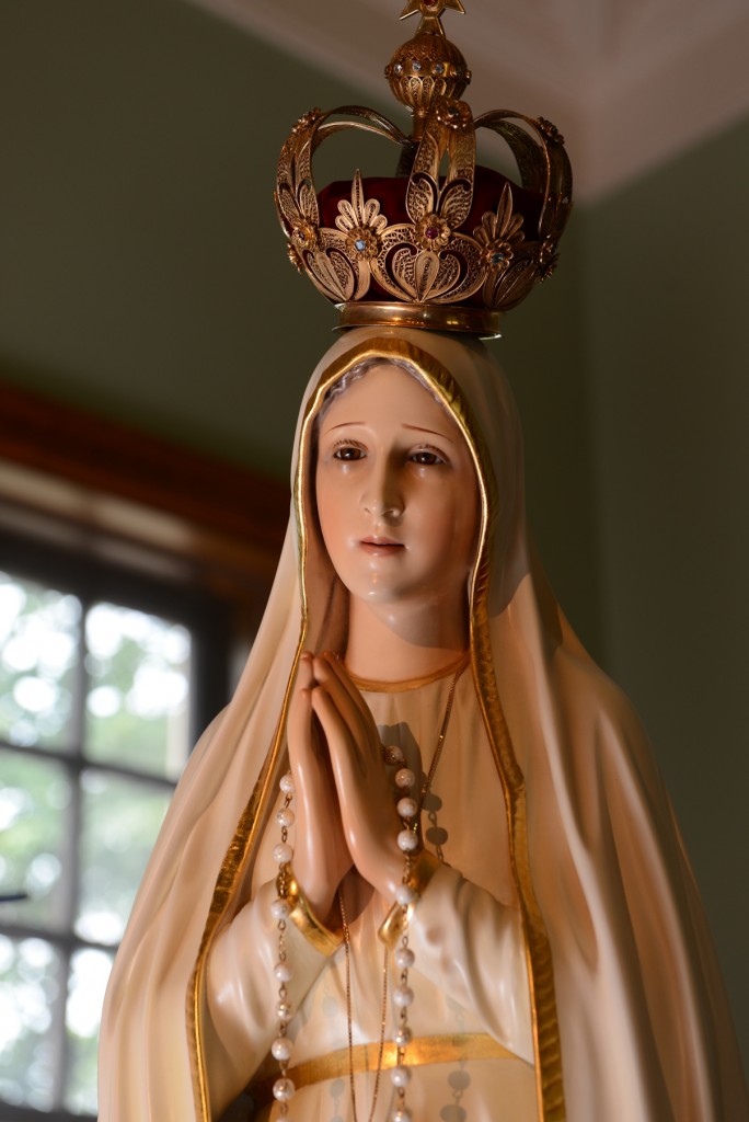 Imagem de Nossa Senhora de Fátima durante as aparições