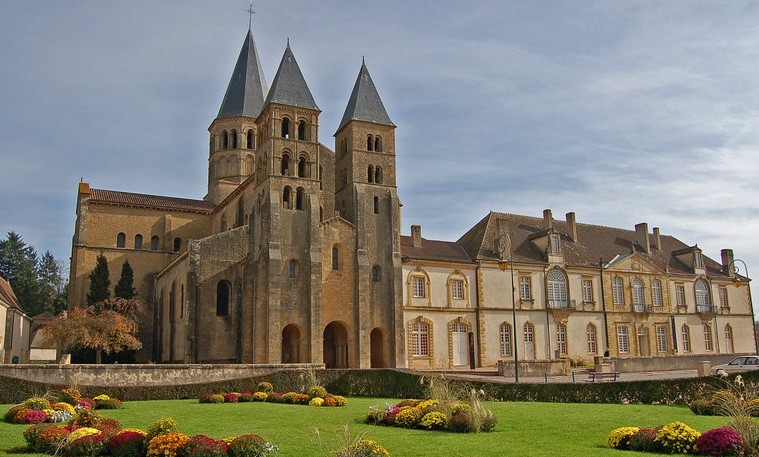 Majestoso Santuário Mariano Paray-le-Monial (França), onde o Sagrado Coração de Jesus apareceu para Santa Margarida Maria.