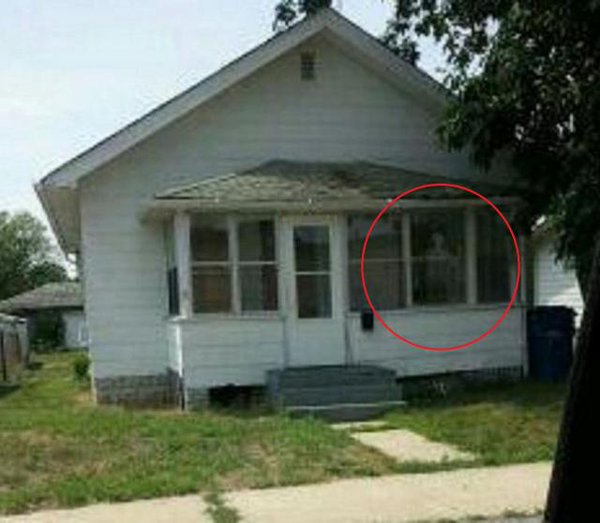 Aparição de um demônio dentro de uma casa nos Estados Unidos.