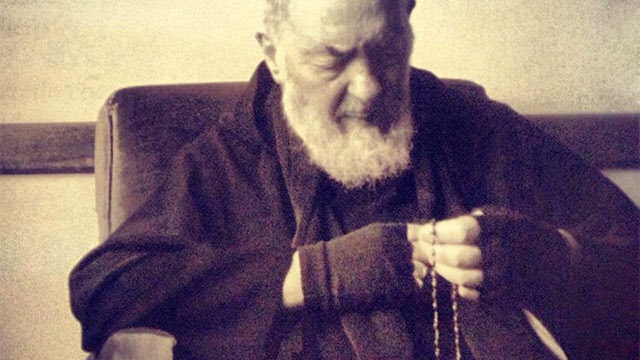 Santo Padre Pio rezando o Rosário