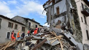 Bombeiros andam sobre escombros na busca de sobreviventes em terremoto que atingiu essa região da Itália