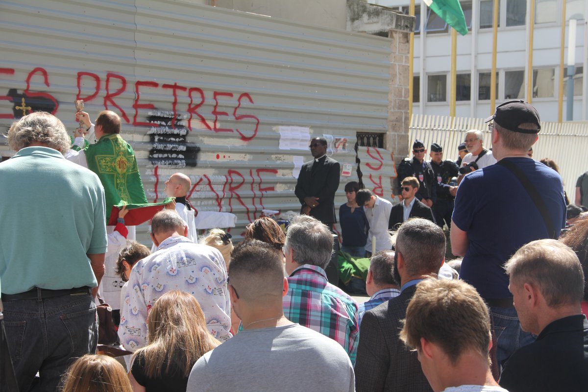 Padre Guilherme de Tanoüarn é retirado de dentro da Igreja pela polícia e continua celebração da Missa do lado de fora da Igreja