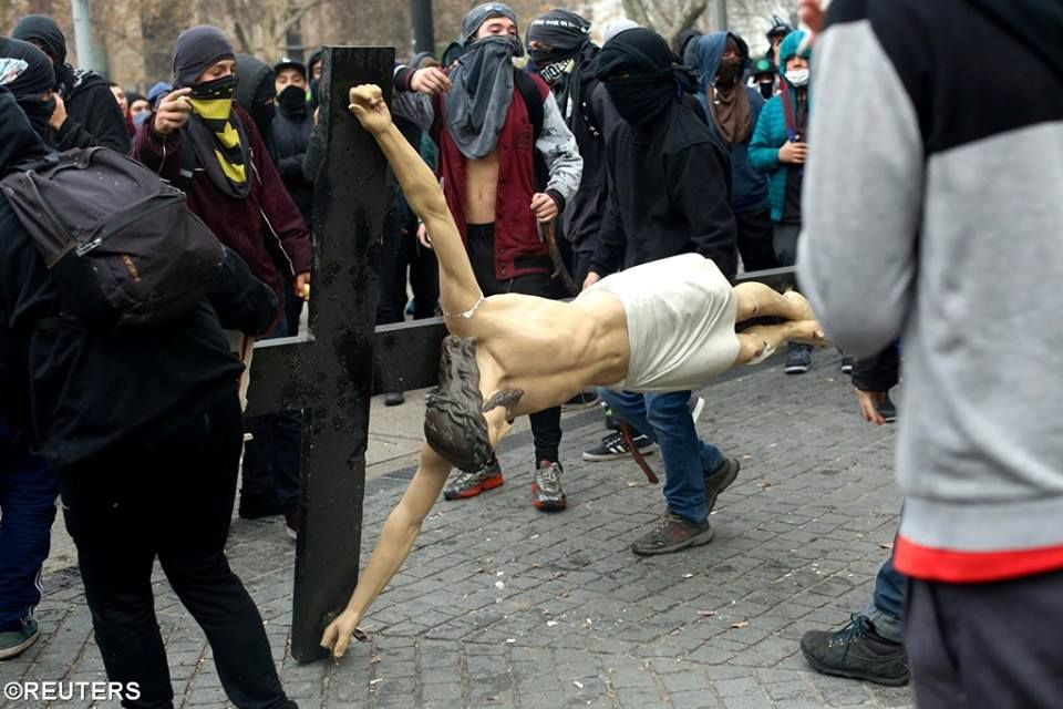 Crucifixo quebrado pelos revoltosos no Chile.