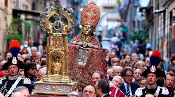 Milagre na Procissão de São Januário (San Gennaro) em Nápoles, Itália.