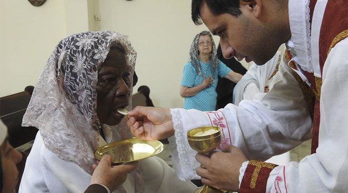 Dona Penha recebe a Primeira Comunhão aos 101 anos de idade.