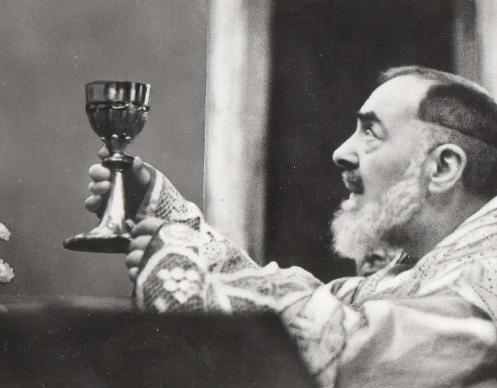 Santo Padre Pio rezando a Missa e os Anjos