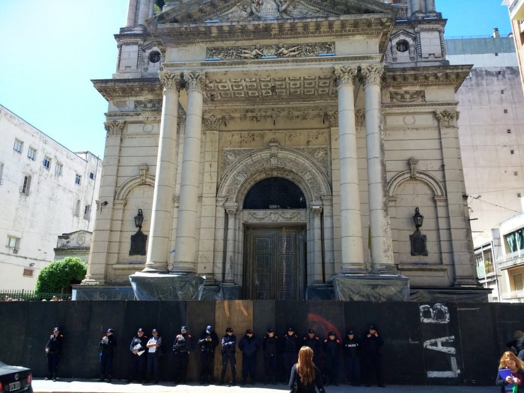 Policiais cercam Catedral contra o ataque de feministas.