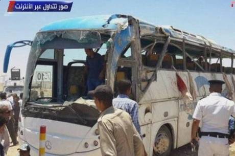 Primeiras imagens mostram como ficou o ônibus que transportava os cristãos no Egito, após atentado.