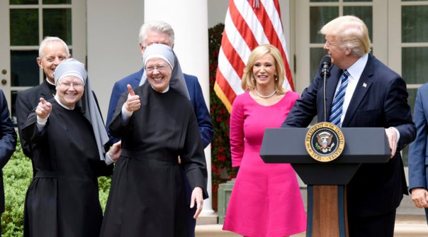 Donald Trump e representantes das Pequenas Irmãs dos Pobres.