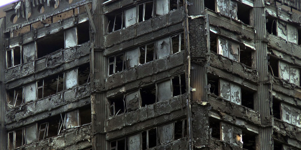 Rescaldo de prédio incendiado em Londres.