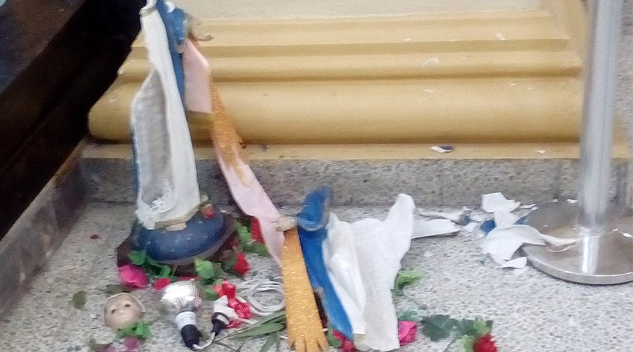 Imagem de Nossa Senhora das Graças, destruída após ataque.