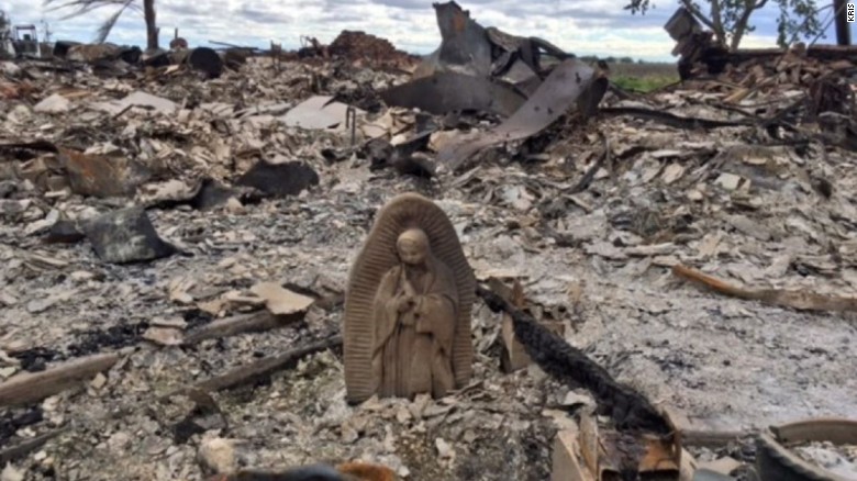 Em meio às cinzas, apenas a Virgem de Guadalupe permaneceu intacta.