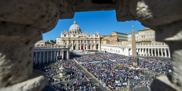 Praçe de São Pedro, centro do Estado e referência aos turistas que vão ao Vaticano.