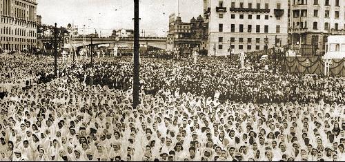 Católicos reunidos no Vale do Anhangabaú.