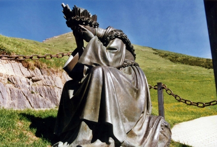 Imagem de bronze da Virgem de La Salette