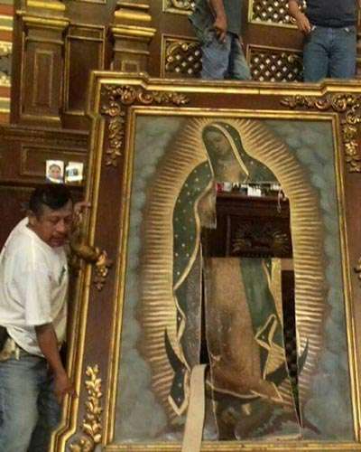 Quadro da Virgem de Guadalupe após atentado.