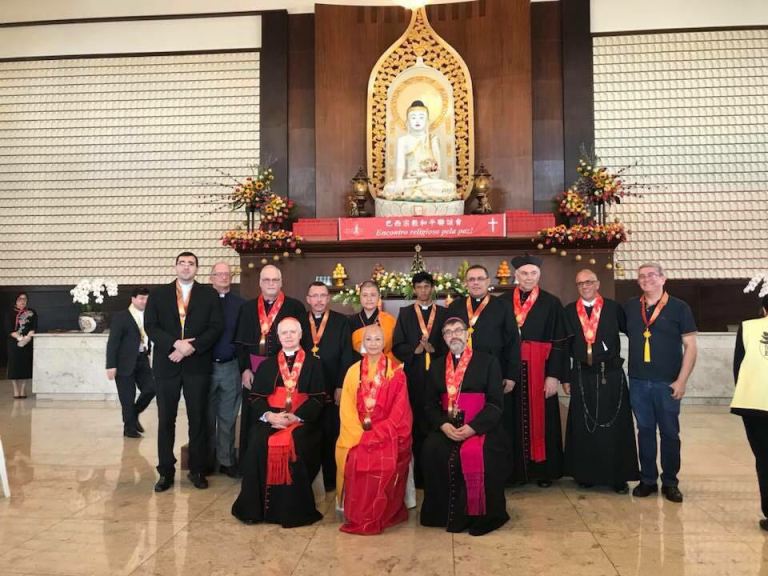 Autoridades católicas em "ato ecumênico". Nota-se, Nossa Senhora Aparecida em altar abaixo de "Buda".