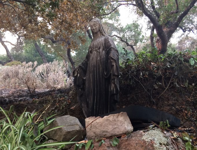 Imagem de Nossa Senhora intacta no jardim da família Omlin.