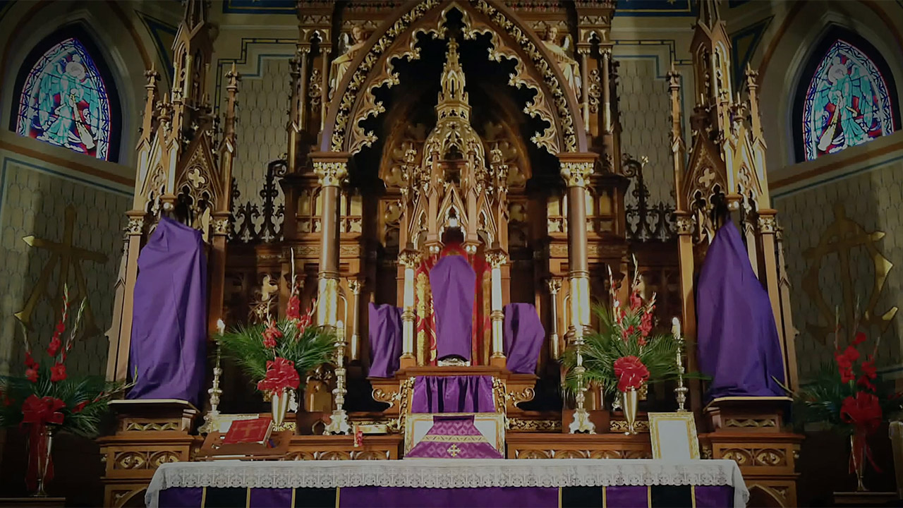 Imagens veladas sobre o altar do Santo Sacrifício 