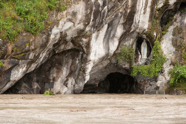 Nível de água impediu o acesso de fiéis à Gruta