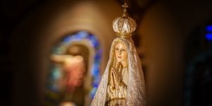 web3-our-lady-of-fatima-pilgrm-statue-statue-church-stained-glass-blessed-virgin-dennis-callahan-photos-cc