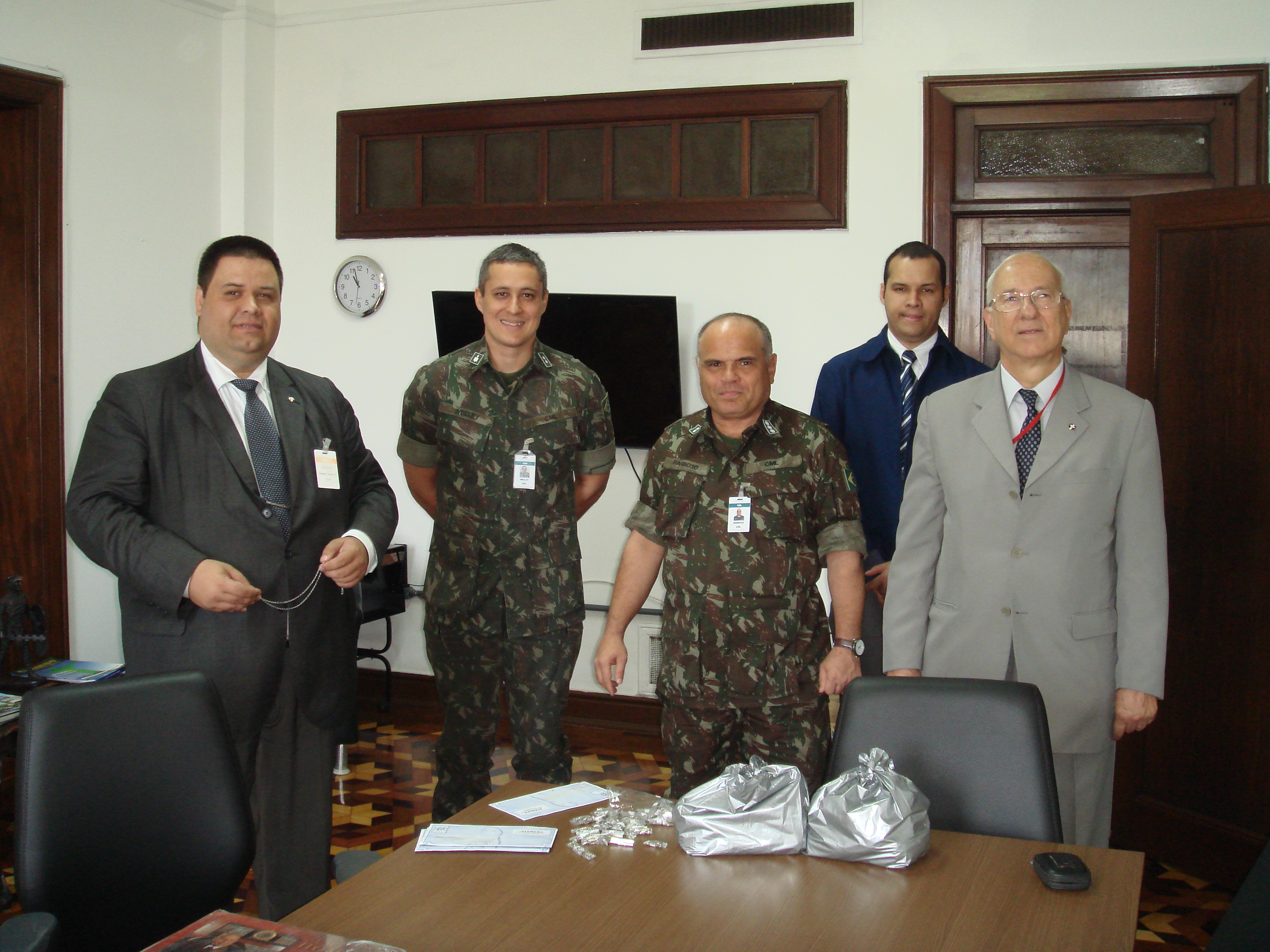 Comitiva da Associação Devotos de Fátima, recebida pelos militares Exmo. Sr. Coronel João Márcio Pavão Barroso juntamente com o Tenente Wesley Simonton Cindra Rédua.