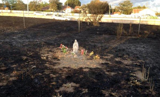 Na foto pode se apreciar que toda a terra está queimada com exceção das proximidades da imagem. ( Imagem: JMZavalaOficial )
