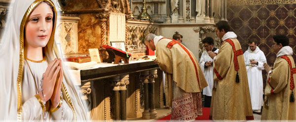 Imagem da Virgem Maria e do altar da Igreja com os sacerdotes