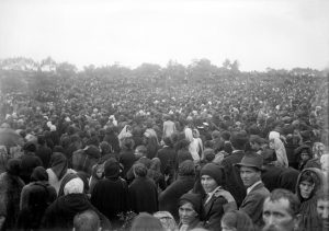 Multidão na Cova Iria durante a última aparição de Fátima, na qual foi operado o Milagre do Sol.