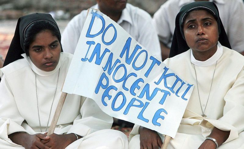 "Não mate pessoas inocentes" diz cartaz de católicas indianas. Foto: Divulgação | Getty Images