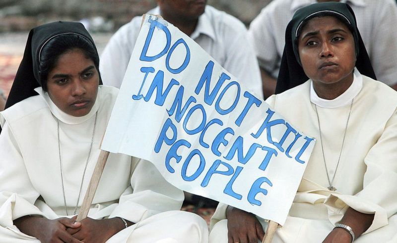  "Não mate pessoas inocentes" diz cartaz de católicas indianas. Foto: Divulgação | Getty Images