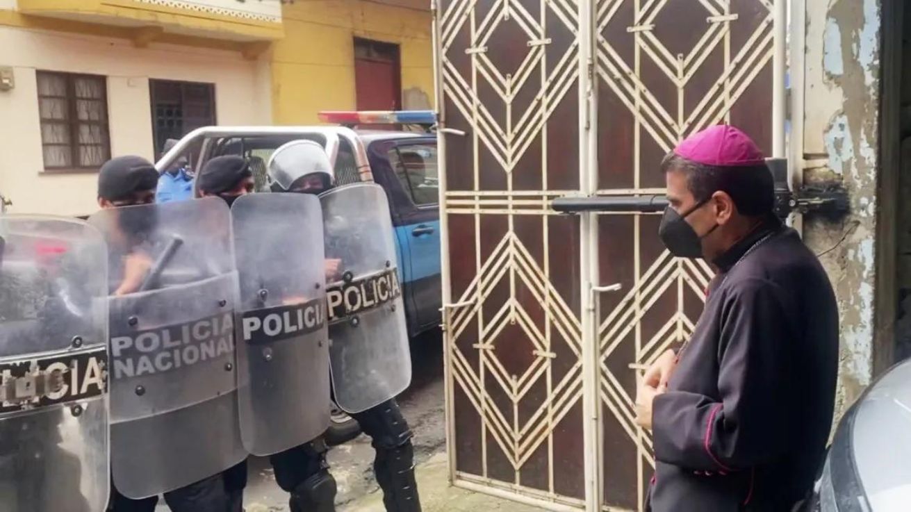 Monsenhor Alvarez sendo preso pela polícia de Nicarágua na Diocese de Matagalpa. Foto: Divulgação